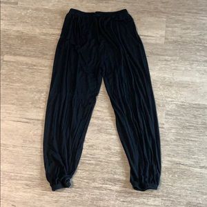 Super soft black ankle-tight sweatpants